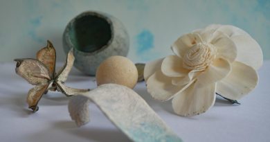 Céramique vs plastique : pourquoi choisir les fleurs en céramique pour les cimetières ?