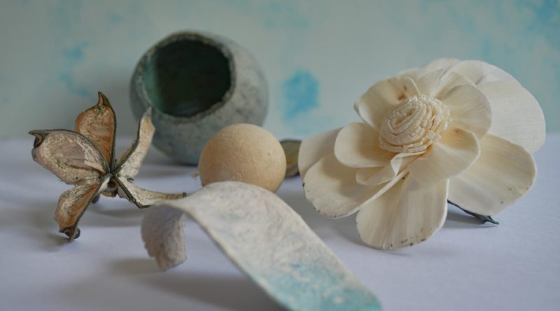 Céramique vs plastique : pourquoi choisir les fleurs en céramique pour les cimetières ?